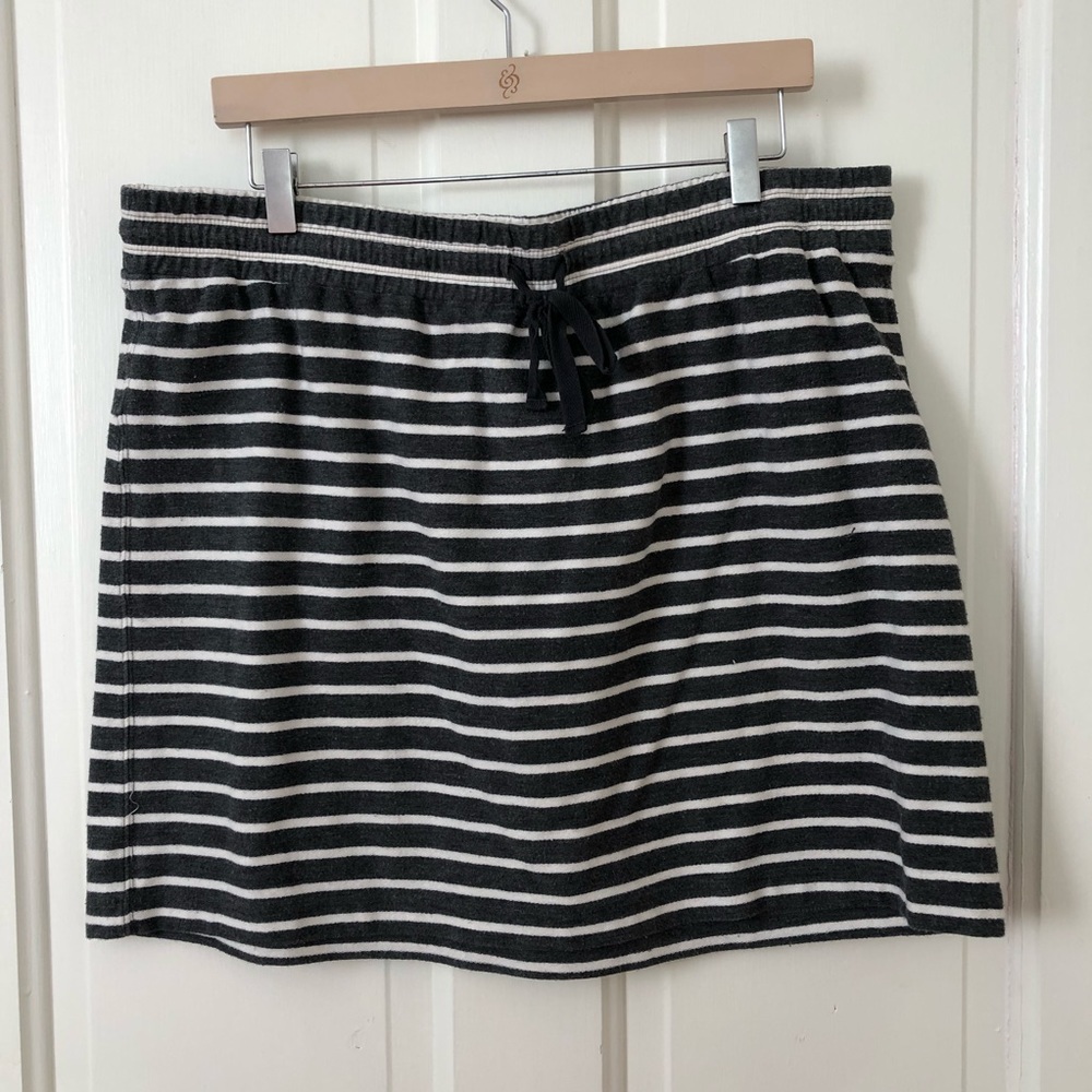 LOFT grey & white skirt